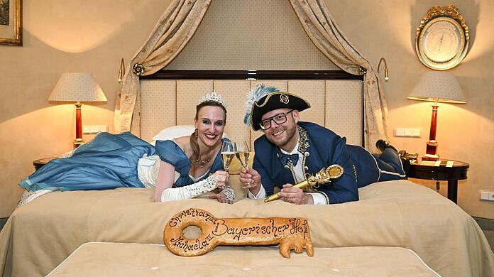Prost - auf die Prinzensuite! Für die Fotografen posierten Prinz Christian und Prinzessin Michaela in vollem Ornat. Bewohnen werden sie traditionsgemäß jeweils ein eigenes Zimmer.