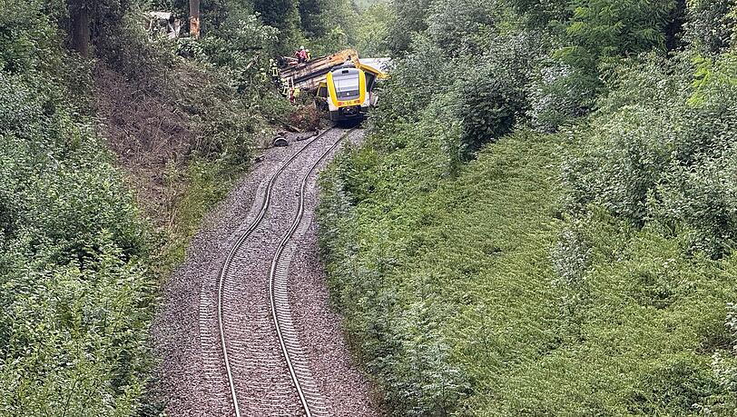 Rettungskräfte suchen in einem entgleisten Zug nach Fahrgästen. Rettungskräfte suchen in einem entgleisten Zug nach Fahrgästen.