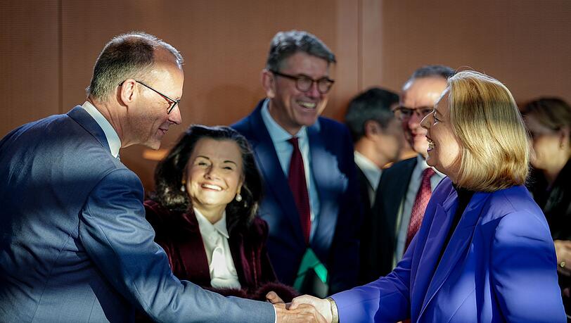 Kanzler Merz und Ministerin Bas wirken im Kabinett zufrieden.