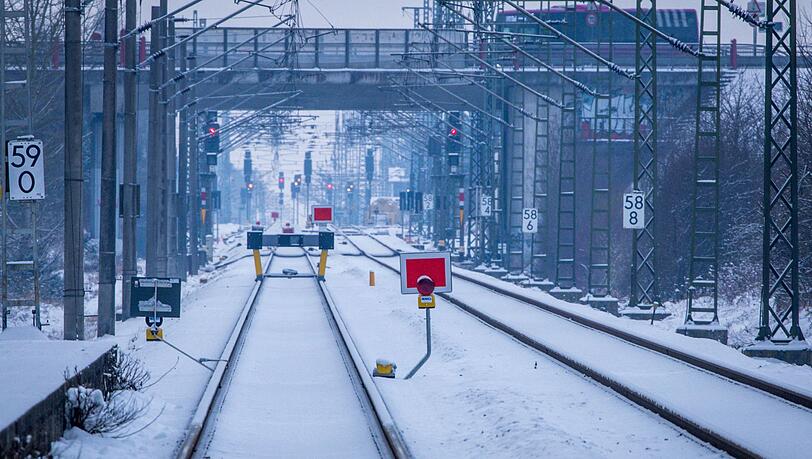 Wochenlanger Frost f&uuml;hrte im Januar und Februar zu Verz&ouml;gerungen bei der Sanierung der Bahnstrecke Hamburg-Berlin. (Archivbild)