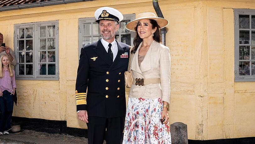 Bei bestem Wetter besuchten König Frederik und seine Ehefrau Mary am Montag das Hans-Christian-Andersen-Haus in Odense. Bei bestem Wetter besuchten König Frederik und seine Ehefrau Mary am Montag das Hans-Christian-Andersen-Haus in Odense.