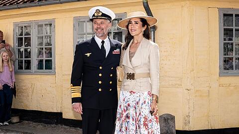 Bei bestem Wetter besuchten K&ouml;nig Frederik und seine Ehefrau Mary am Montag das Hans-Christian-Andersen-Haus in Odense.