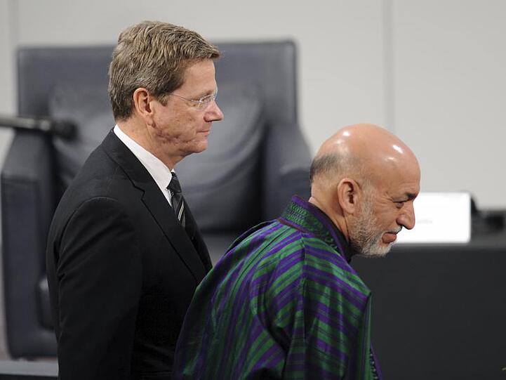 Bundesaußenminister Guido Westerwelle (l) und der afghanische Präsident Hamid Karsai auf der Sicherheitskonferenz in München.