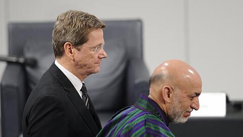 Bundesaußenminister Guido Westerwelle (l) und der afghanische Präsident Hamid Karsai auf der Sicherheitskonferenz in München.