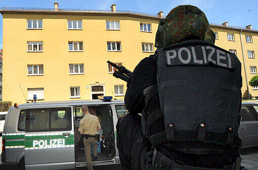 SEK-Einsatz in Laim - ein Mann tobte mit einem Krummsäbel am Fenster.