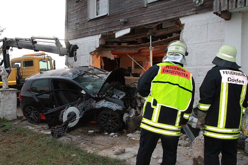 Ende einer Suff-Fahrt: Ein junger GTI-Fahrer hat die Kontrolle über sein Auto verlorenen und landete in der Hausmauer eines Swinger-Clubs. Die Bilder