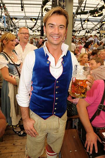 Schottenhamel am Samstag: Auch Florian Silbereisen ist farbenfroh mit von der Partie.