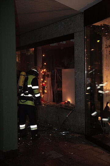 In einem Dekogeschäft kam es am Freitag zu einem Brand. Die Feuerwehr rückte an und konnte den Brandherd löschen. Auslöser war vermutlich eine noch angezündete Kerze. Verletzt wurde niemand.
