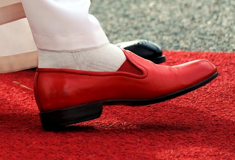...der Fashion-Clou: Die ebenfalls knallroten Prada-Schuhe - Hut ab, Herr Ratzinger, "Vogue"-Chefin Anna Wintour hätte es nicht besser kombinieren können!