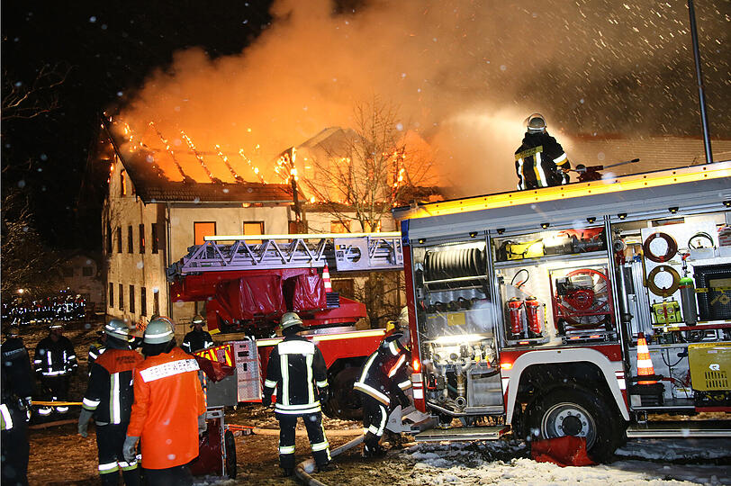 Die Bilder vom Feuerwehreinsatz in Schedenberg - war es Brandstiftung?