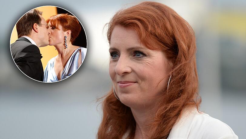 Bei der Verleihung der Goldenen Kamera 2011 machte Monica Lierhaus ihrem langjährigen Lebensgefährten Rolf Hellgardt einen Heiratsantrag, den sie später bereut. Bei der Verleihung der Goldenen Kamera 2011 machte Monica Lierhaus ihrem langjährigen Lebensgefährten Rolf Hellgardt einen Heiratsantrag, den sie später bereut.