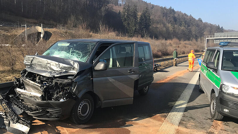 Der Gefangenentransporter kollidierte mit einem Lkw, alle acht Insassen werden teils schwer verletzt.