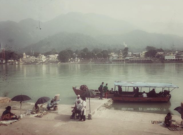 "Ein Irrsinnsort", nennt Gisela Getty die Stelle am indischen Fluss Ganges, an der Jutta so gerne gewesen ist.