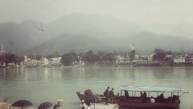 "Ein Irrsinnsort", nennt Gisela Getty die Stelle am indischen Fluss Ganges, an der Jutta so gerne gewesen ist. "Ein Irrsinnsort", nennt Gisela Getty die Stelle am indischen Fluss Ganges, an der Jutta so gerne gewesen ist.