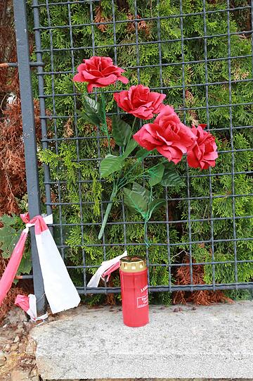 Fans stellten eine Kerze und rote Rosen an den Baustellenzaun.