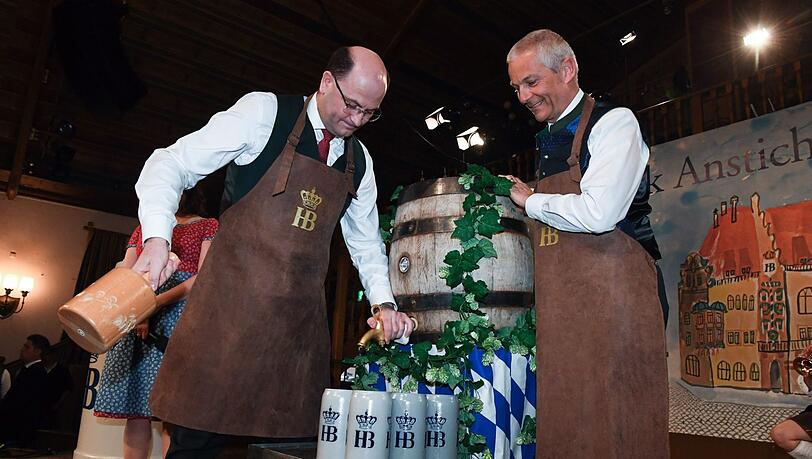 Albert Füracker, Bayerischer Staatsminister der Finanzen und für Heimat (l.), sticht beim Maibock-Anstich im Hofbräuhaus ein Fass Bier an, während der Brauereidirektor des Hofbräuhauses, Michael Moeller zuschaut. Albert Füracker, Bayerischer Staatsminister der Finanzen und für Heimat (l.), sticht beim Maibock-Anstich im Hofbräuhaus ein Fass Bier an, während der Brauereidirektor des Hofbräuhauses, Michael Moeller zuschaut.