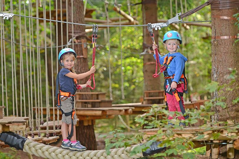Und die Kleinen? Die sind bei uns natürlich schon ganz groß. Mit Gurt, Helm und Ropeglider geht es ab in die 4 Kinderparcours.