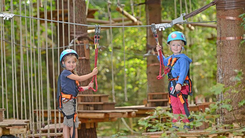 Und die Kleinen? Die sind bei uns natürlich schon ganz groß. Mit Gurt, Helm und Ropeglider geht es ab in die 4 Kinderparcours. Und die Kleinen? Die sind bei uns natürlich schon ganz groß. Mit Gurt, Helm und Ropeglider geht es ab in die 4 Kinderparcours.