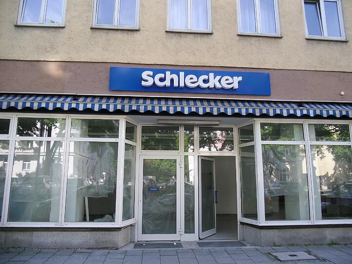 Endlich tut sich was: Die Tür steht offen und Innen ist Bewegung. Vielleicht sind es neue Mietinteressenten.