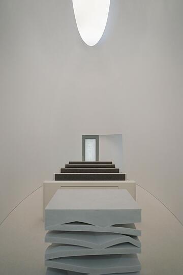 Aus drei Büros wurde eine Kapelle in Form einer Ellipse. Vorn der Marmoraltar von Künstlerin Susanne Wagner, dahinter fünf Bänke.