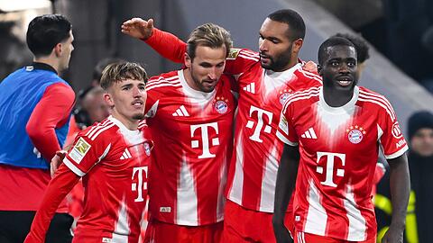 Sechsmal M&uuml;nchner Torjubel nach dem 0:2-Fehlstart: Lennart Karl, Sch&uuml;tze Harry Kane, Jonathan Tah und Dayot Upamecano nach dem 4:2.