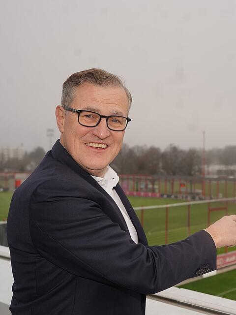 Vorstandsboss Jan-Christian Dreesen auf der Dachterrasse an der S&auml;bener Stra&szlig;e.