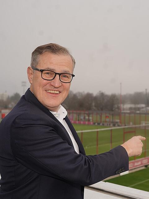 Vorstandsboss Jan-Christian Dreesen auf der Dachterrasse an der S&auml;bener Stra&szlig;e.