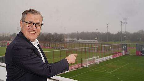 Vorstandsboss Jan-Christian Dreesen auf der Dachterrasse an der S&auml;bener Stra&szlig;e.