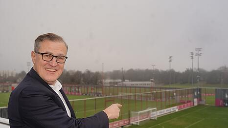Vorstandsboss Jan-Christian Dreesen auf der Dachterrasse an der S&auml;bener Stra&szlig;e.