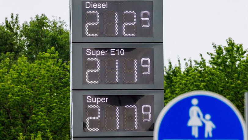 Nach dem Mittagssprung lagen Benzin und Diesel im bundesweiten Durchschnitt deutlich über 2 Euro pro Liter. Nach dem Mittagssprung lagen Benzin und Diesel im bundesweiten Durchschnitt deutlich über 2 Euro pro Liter.
