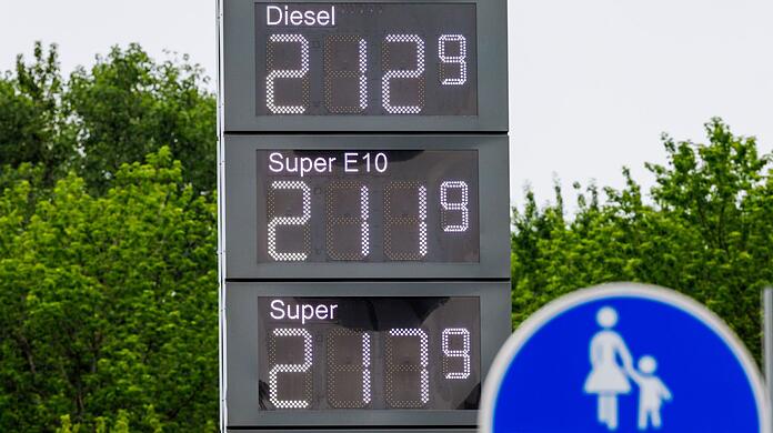 Nach dem Mittagssprung lagen Benzin und Diesel im bundesweiten Durchschnitt deutlich &uuml;ber 2 Euro pro Liter.