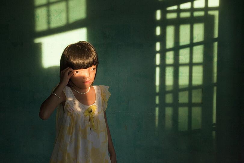 Ed Kashi (VII Photo Agency) hat die vietnamesische Nguyen Thi Ly, die durch Agent Orange verstümmelt wurde, fotografiert.