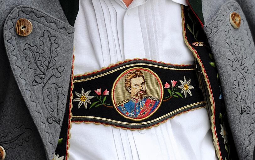 Monarchie-Fans würdigen 125. Todestag von Ludwig II. &ndash; Gedenkmesse am Starnberger See &ndash; Satirisches Contra: Mit Badeente und Taucherbrille zum Gedenkkreuz. Die Eindrücke aus Berg