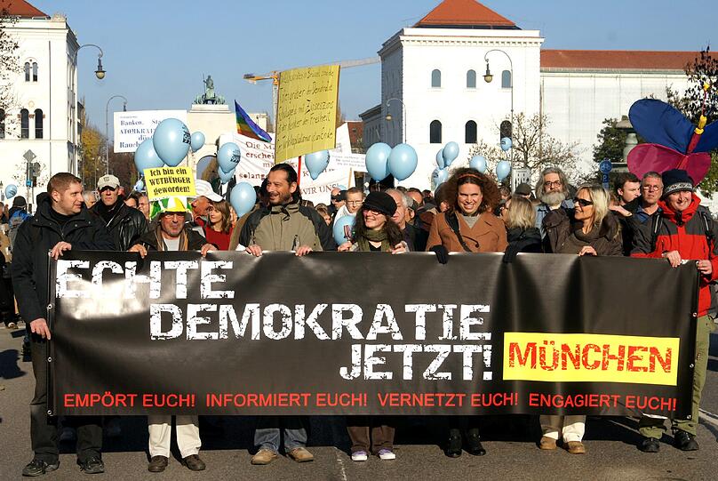 Mit Plakaten gingen rund 300 Menschen in München auf die Straße: Ihr Ziel: mehr Demokratie.