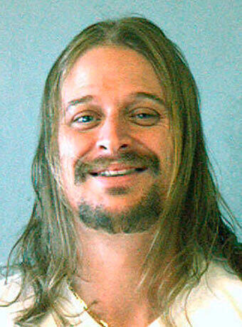 Musiker Kid Rock nimmt es gelassen. Nach einer Schl&ägerei kam er in Polizeigewahrsam und lächelte in die Linse des Fotografen.