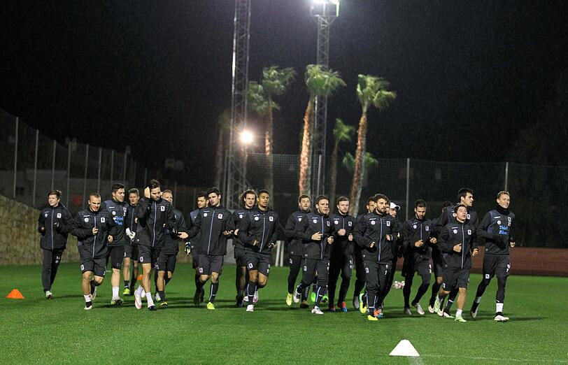 Laufen und kicken an der Sonnenküste in Marbella: Die erste Trainingseinheit der Löwen in Spanien.