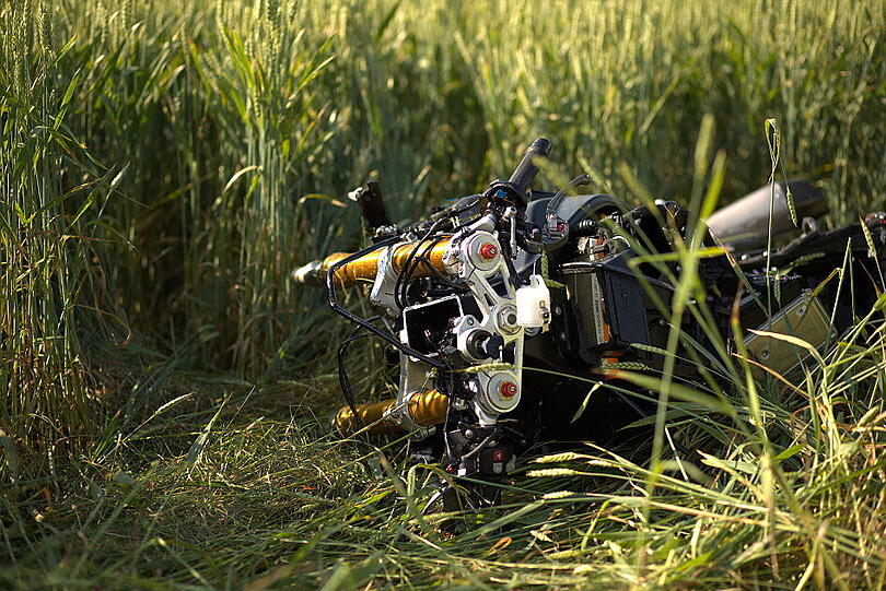 Ein Skoda prallte auf ein entgegenkommendes Motorrad. Der Motorradfahrer überlebte den Zusammenstoß nicht.