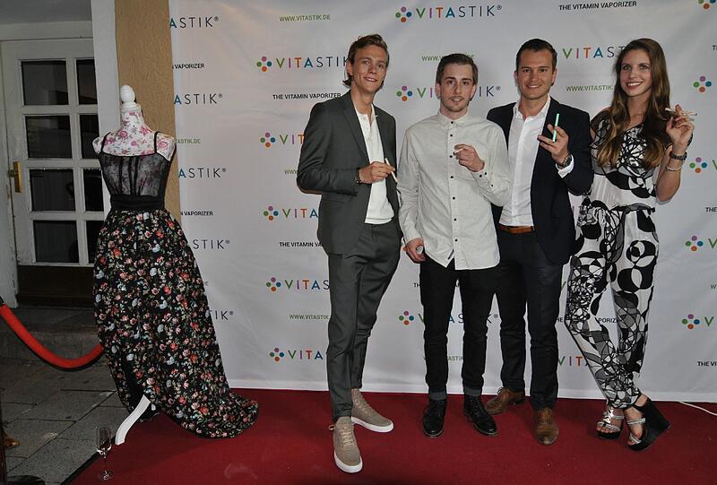 Das VitaStik Team (v. links) Christoph Johanngieseker (COO), Simon Förstemann (Creative Director), Johannes Schmid (Geschäftsführer) und Monica Wimmer (Marketing-Leitung)