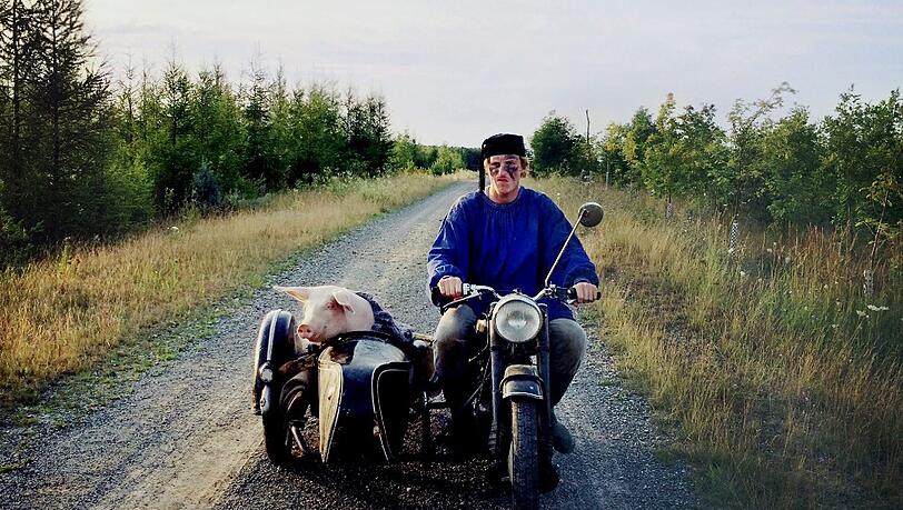 „Freedom is just another word for nothing left to lose“, sang Janis Joplin: Bauer Huber (Golo Euler) als Robin-Hood im Kampf gegen die Großbauern, die Kleinbauern die Lebensgrundlage entziehen. „Freedom is just another word for nothing left to lose“, sang Janis Joplin: Bauer Huber (Golo Euler) als Robin-Hood im Kampf gegen die Großbauern, die Kleinbauern die Lebensgrundlage entziehen.