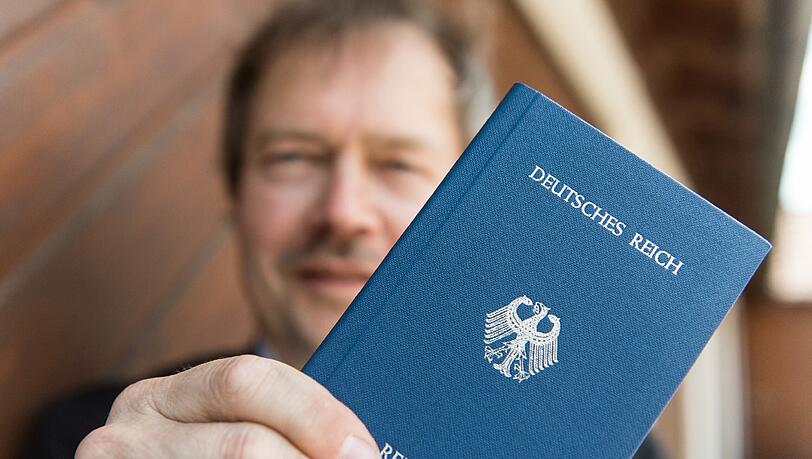 Die sogenannten Reichsbürger erkennen die Bundesrepublik nicht an und behaupten, das Deutsche Reich bestehe bis heute fort. (Symbolbild) Die sogenannten Reichsbürger erkennen die Bundesrepublik nicht an und behaupten, das Deutsche Reich bestehe bis heute fort. (Symbolbild)
