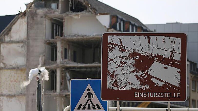 Ein Hinweisschild steht an der Einsturzstelle des Stadtarchivs.