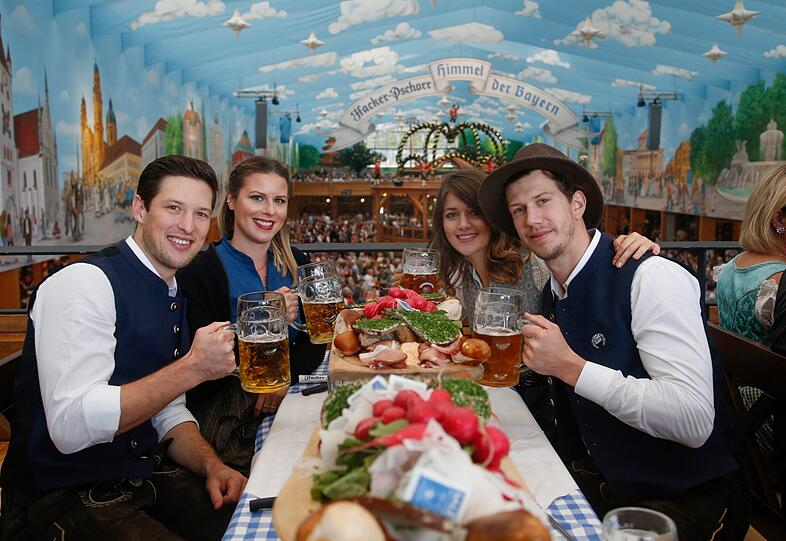 Die Aufarbeitung der 3:8-Pleite in Iserlohn begann für den EHC München noch in der Kabine, am Montag wurde sie mit einigen Frust-Maß und dem Wiesn-Playmate auf dem Oktoberfest fortgesetzt.