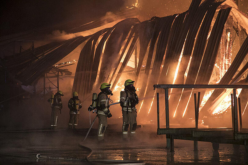 Bilder vom großen Feuerwehreinsatz in Fridolfing am Dienstagabend. Der Sachschaden ist nach dem Brand eines Sägewerks immens.