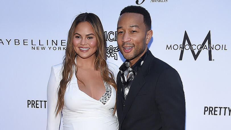 Chrissy Teigen erwartet ihr drittes Kind mit Ehemann John Legend.