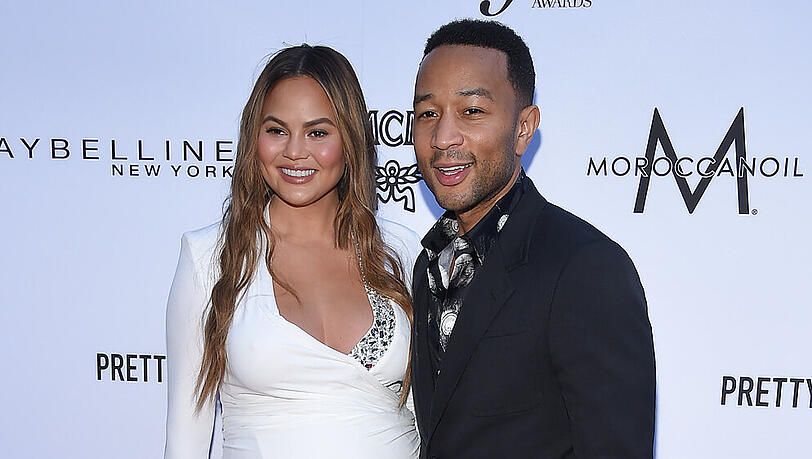 Chrissy Teigen erwartet ihr drittes Kind mit Ehemann John Legend. Chrissy Teigen erwartet ihr drittes Kind mit Ehemann John Legend.