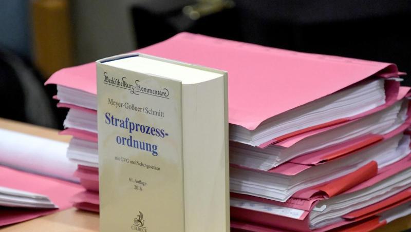 Ein Kommentar zur Strafprozessordnung und Akten liegen auf einem Tisch im Verhandlungssaal. Foto: Carsten Rehder/Archivbild Ein Kommentar zur Strafprozessordnung und Akten liegen auf einem Tisch im Verhandlungssaal. Foto: Carsten Rehder/Archivbild