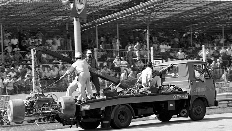 Der Lotus 72 von Jochen Rindt prallt in der Parabolica-Kurve mit Tempo 290 in die Absperrung. Der Lotus 72 von Jochen Rindt prallt in der Parabolica-Kurve mit Tempo 290 in die Absperrung.
