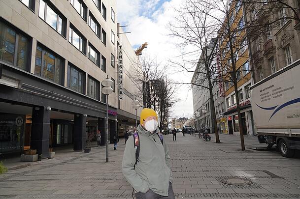 "Hier kann man nur noch schnell durchlaufen, die Schützenstraße ist wirklich zum Schämen für München", sagt Passant Ulrich Krotz (60). "Hier kann man nur noch schnell durchlaufen, die Schützenstraße ist wirklich zum Schämen für München", sagt Passant Ulrich Krotz (60).