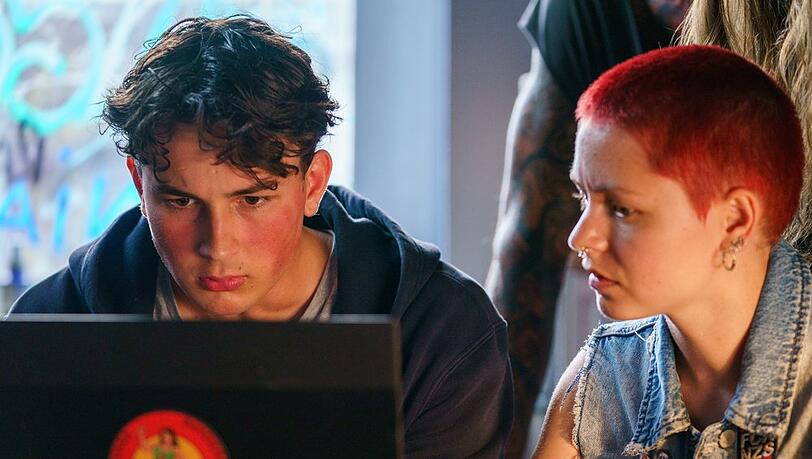 "Polizei": Merle (Antonia Breidenbach, r.) hilft Anton (Levy Rico Arcos), seine Erinnerungen wiederzufinden.