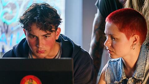 "Polizei": Merle (Antonia Breidenbach, r.) hilft Anton (Levy Rico Arcos), seine Erinnerungen wiederzufinden.